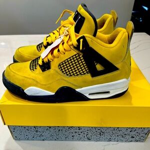 Air Jordan Retro 4 with original box!!! Size 6Y! Smoke free home